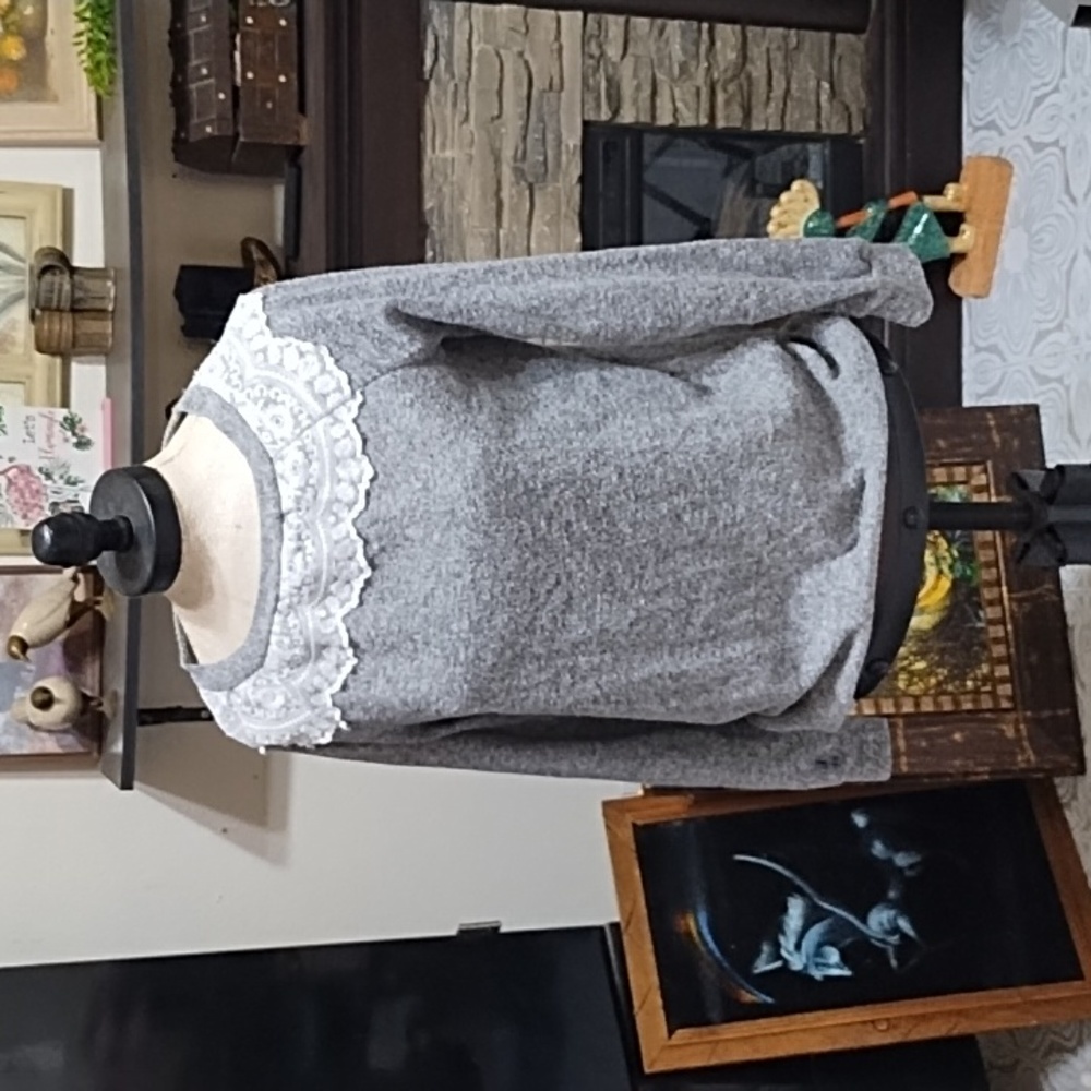 Womens sweater gray long sleeve soft lace sz Med ALISON ANDREWS b62